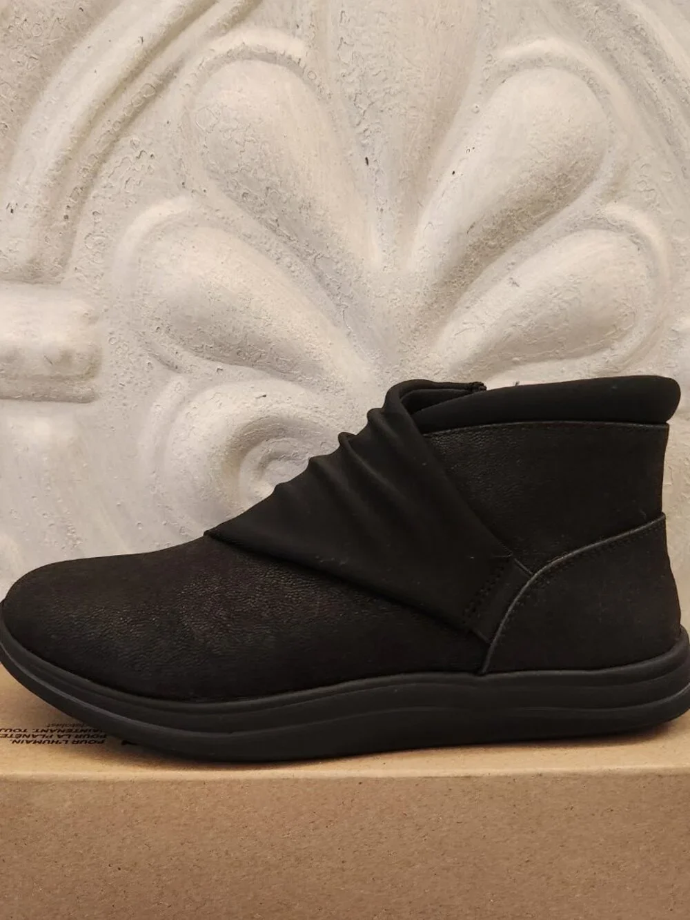 Clarks Cloud steppers Breeze Dusk Black Booties. NIB. Size 6